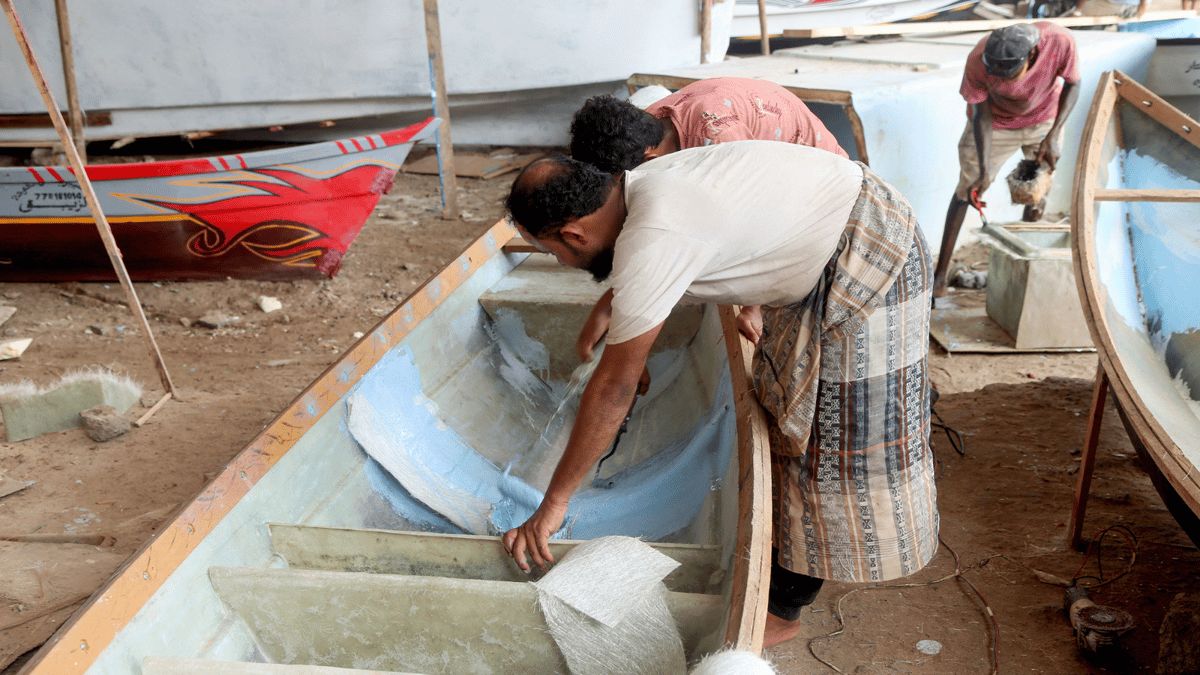 "دمى على هيئة صيادين".. حكومة اليمن تحذر من قوارب حوثية "مفخخة"
