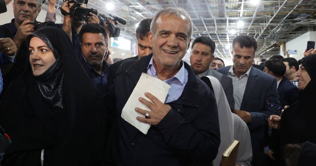 إيران.. هل يهزم الإصلاحي الوحيد منافسيه المتشددين؟