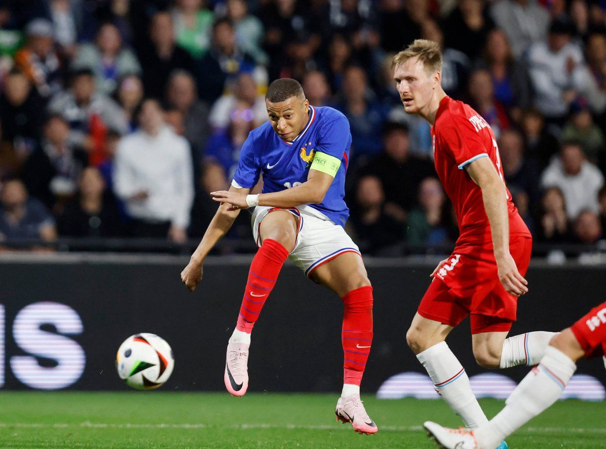 مشجعو فرنسا يسخرون من منتخب هولندا بصورة مثيرة لكيليان مبابي (فيديو)