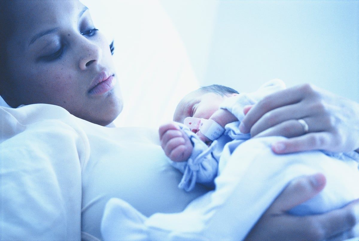 اكتئاب الولادة يزيد من مخاطر أمراض القلب لدى النساء