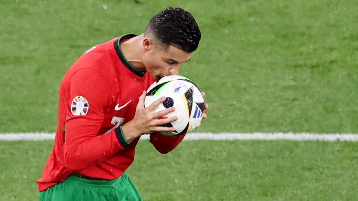 مشجع يفاجئ كريستيانو رونالدو بقميص ريال مدريد (فيديو)