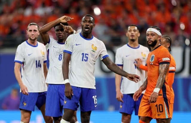 نجم هولندا يكشف سرّا مثيرا حول سبب وضع رباط أبيض على الرأس (صور)