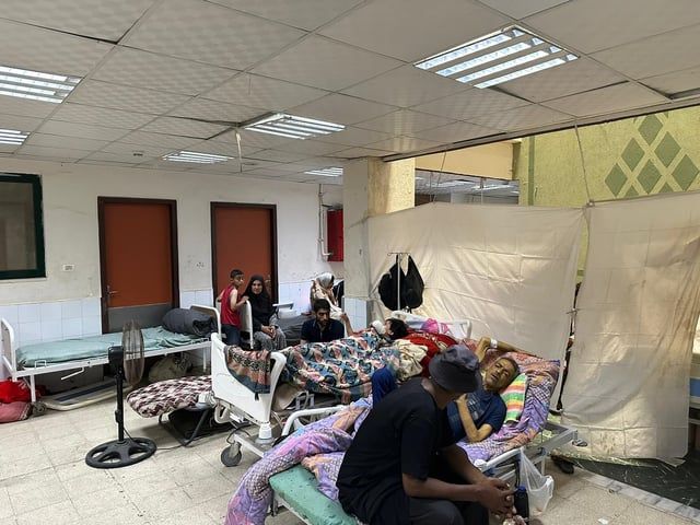 غزة.. المصابون يواجهون الموت البطيء بعد اكتظاظ المستشفيات (صور)