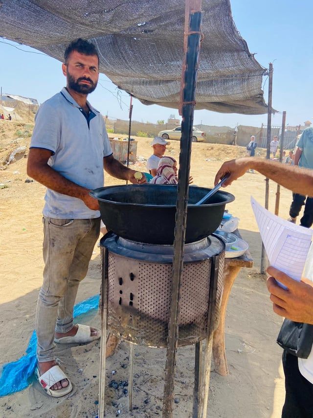 "الحرب حوّلت أحلامنا لرماد".. مهندس ديكور في غزة يبيع الفلافل (صور)