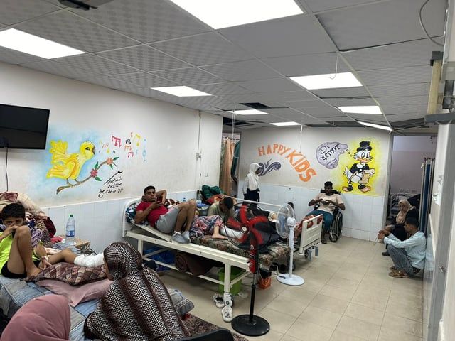 غزة.. المصابون يواجهون الموت البطيء بعد اكتظاظ المستشفيات (صور)