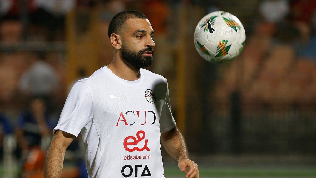 محمد صلاح يستعرض عضلاته على الشاطئ (صورة)