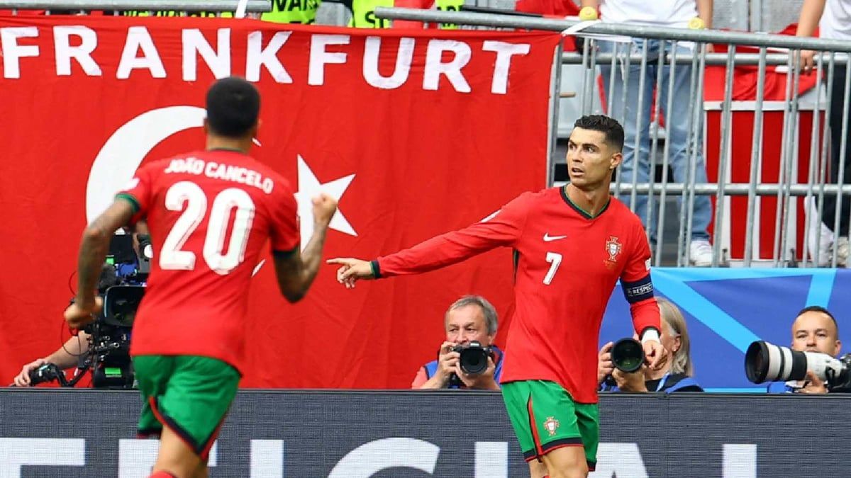 طفل يقتحم مباراة البرتغال وتركيا ورد فعل رائع من رونالدو (فيديو وصور)