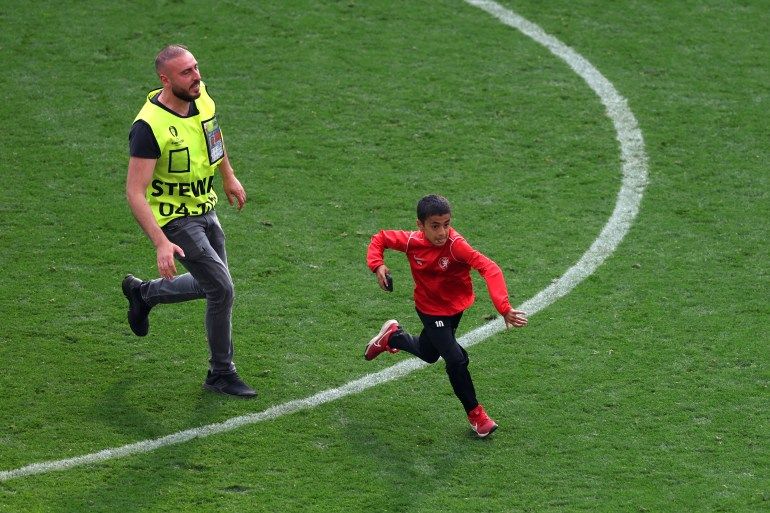 ظاهرة أزعجت رونالدو.. مقتحمو أرضية الملعب سلبية جديدة في يورو 2024 - موقع الخليج الان