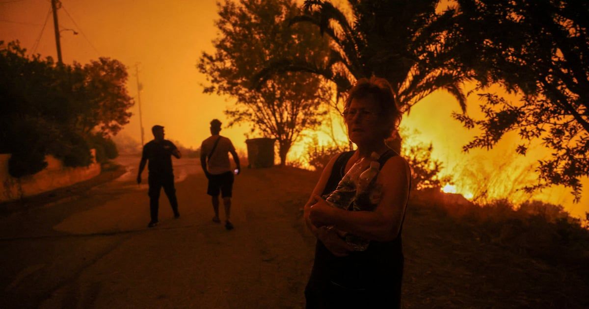 اليونان.. القبض على 13 شخصا متهمين بإشعال حريق غابات في جزيرة هيدرا
