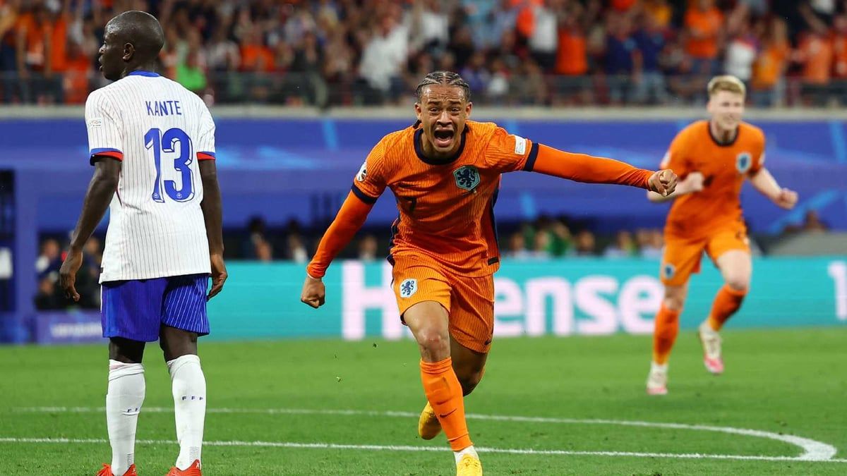 تشافي سيمونز يبلغ باريس سان جيرمان بقرار حاسم