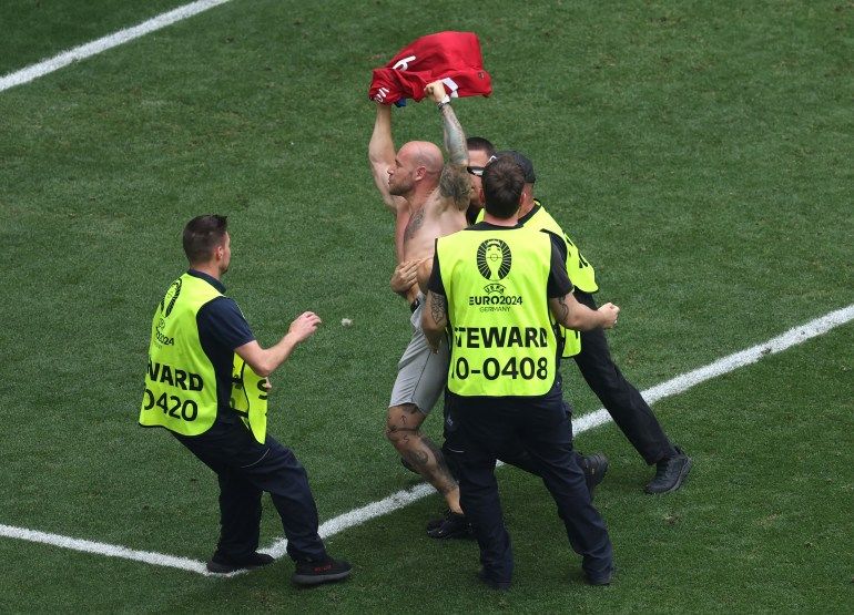 ظاهرة أزعجت رونالدو.. مقتحمو أرضية الملعب سلبية جديدة في يورو 2024 - موقع الخليج الان