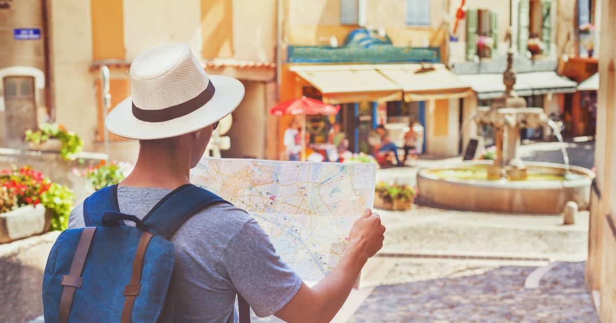 مقدم نصائح سفر سعودي شهير يتعرض للسرقة في برشلونة