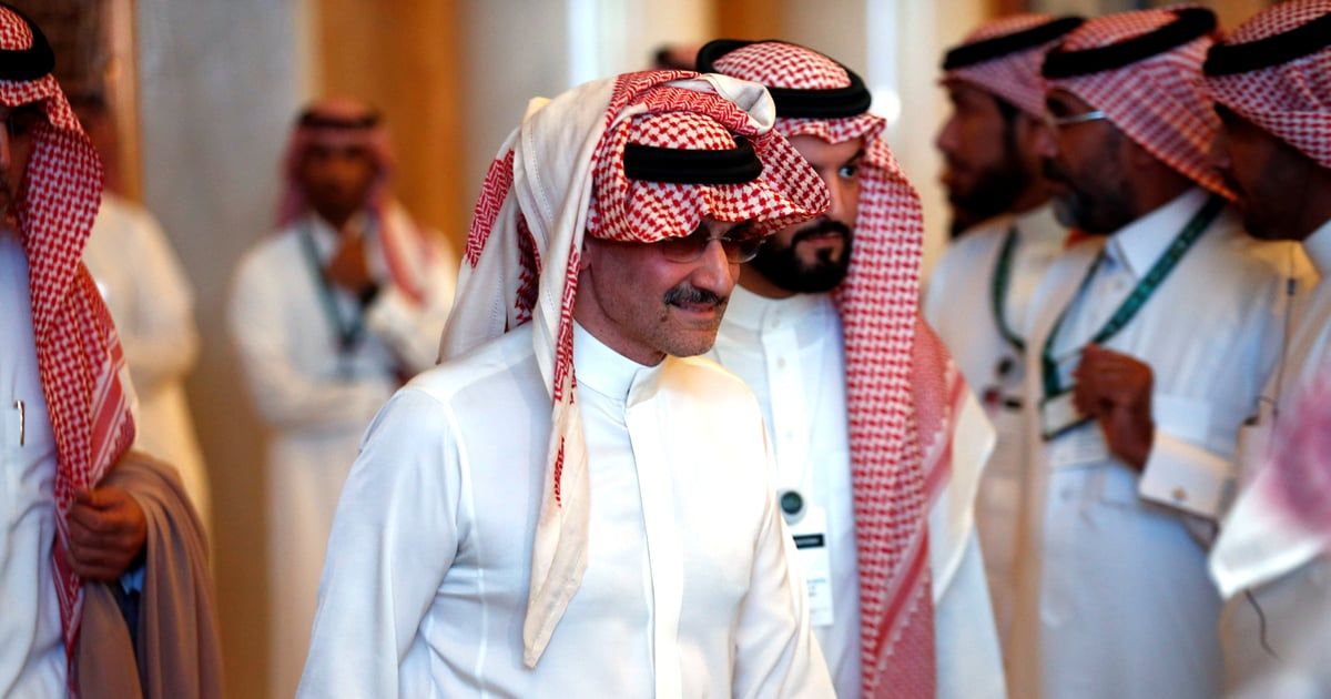 كان يمتطي دراجة هوائية.. الوليد بن طلال يفاجئ بائعة شاي بهدية ثمينة (فيديو)