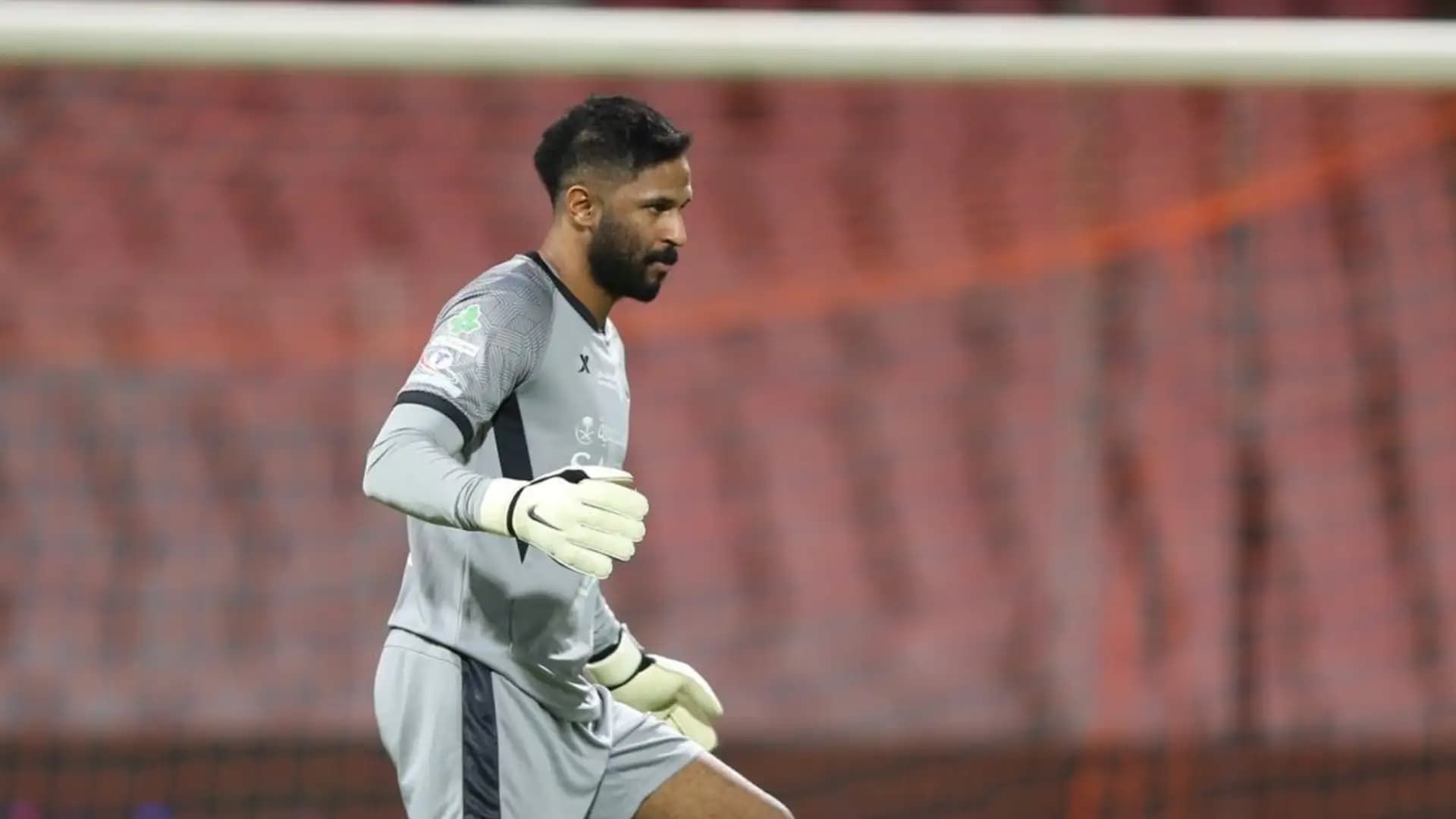 بعد الخسارة من الأردن! رد فعل قوي من العويس على مشجع رمى قميص المنتخب على الأرض - موقع الخليج الان