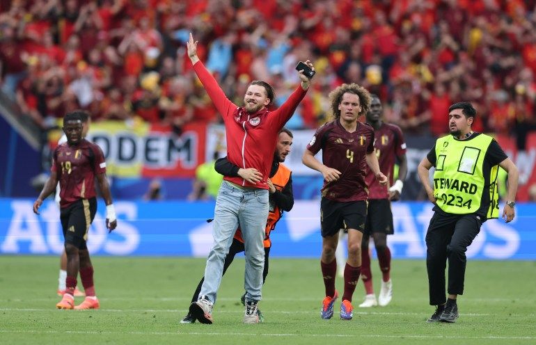 ظاهرة أزعجت رونالدو.. مقتحمو أرضية الملعب سلبية جديدة في يورو 2024 - موقع الخليج الان