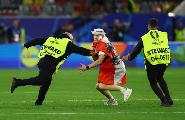 ظاهرة أزعجت رونالدو.. مقتحمو أرضية الملعب سلبية جديدة في يورو 2024 - موقع الخليج الان