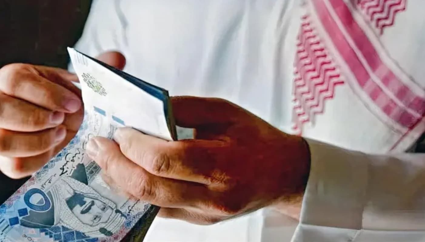 المالية السعودية تُعلن موعد صرف رواتب الموظفين .. متى يكون؟ - موقع الخليج الان