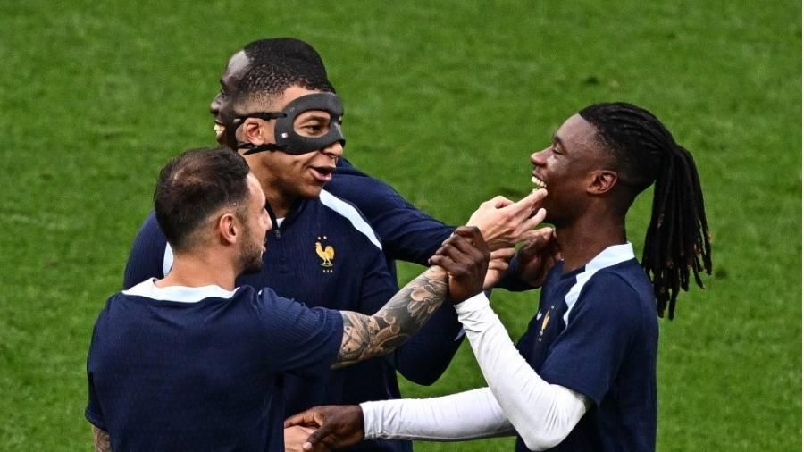 مبابي يخوض مباراة تدريبية بالقناع الواقي ويسجل ثنائية