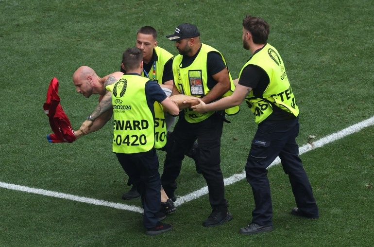 ظاهرة أزعجت رونالدو.. مقتحمو أرضية الملعب سلبية جديدة في يورو 2024 - موقع الخليج الان