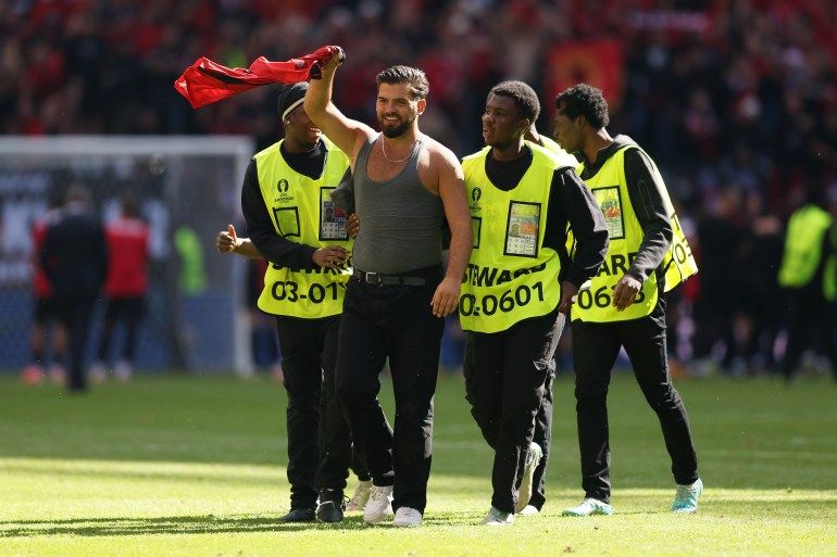 ظاهرة أزعجت رونالدو.. مقتحمو أرضية الملعب سلبية جديدة في يورو 2024 - موقع الخليج الان