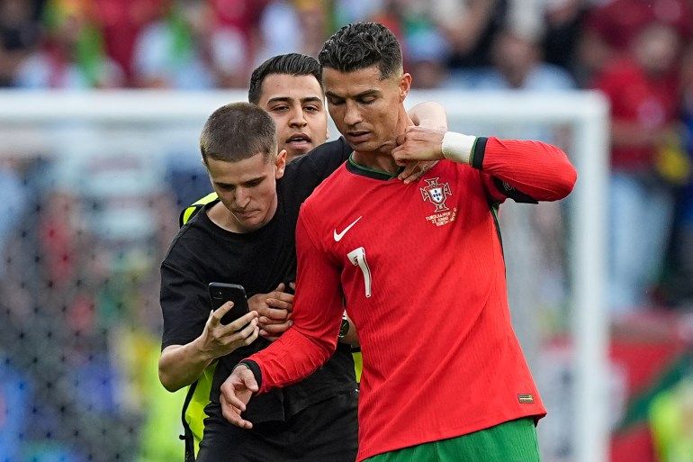 ظاهرة أزعجت رونالدو.. مقتحمو أرضية الملعب سلبية جديدة في يورو 2024 - موقع الخليج الان