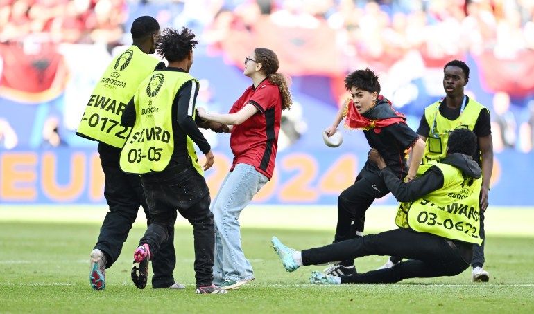 ظاهرة أزعجت رونالدو.. مقتحمو أرضية الملعب سلبية جديدة في يورو 2024 - موقع الخليج الان