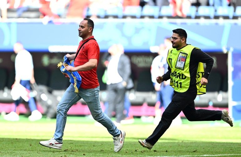 ظاهرة أزعجت رونالدو.. مقتحمو أرضية الملعب سلبية جديدة في يورو 2024 - موقع الخليج الان