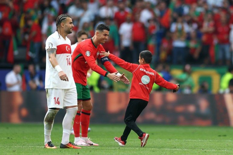 ظاهرة أزعجت رونالدو.. مقتحمو أرضية الملعب سلبية جديدة في يورو 2024 - موقع الخليج الان