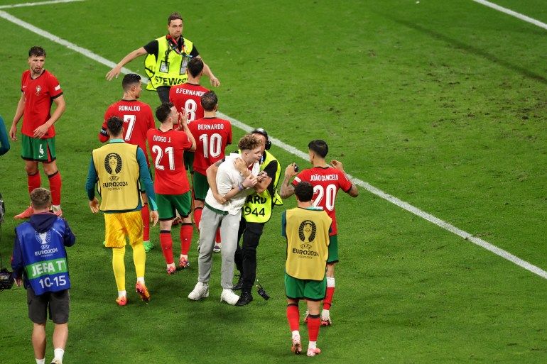 ظاهرة أزعجت رونالدو.. مقتحمو أرضية الملعب سلبية جديدة في يورو 2024 - موقع الخليج الان