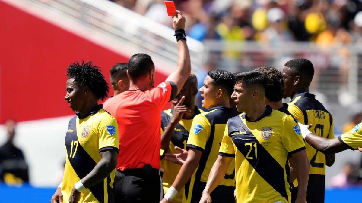 فالنسيا يكتب أول حالة طرد في كوبا أمريكا