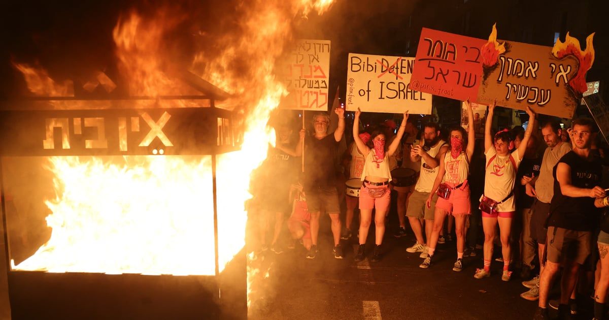 المظاهرة الأضخم منذ بدء الحرب.. إسرائيليون يصفون نتنياهو بـ"وزير الجريمة"