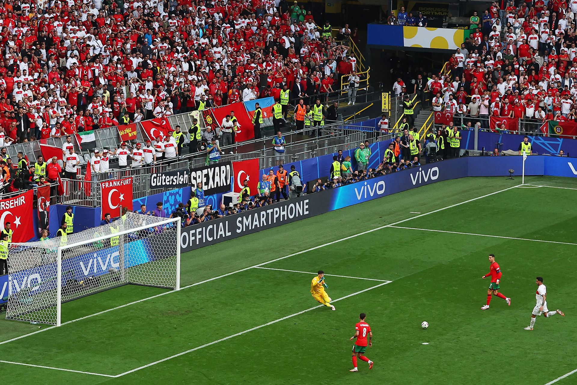 بعد تمريرة رونالدو الحاسمة في مواجهة البرتغال وتركيا.. جماهير: الدون ليس أنانيا - موقع الخليج الان