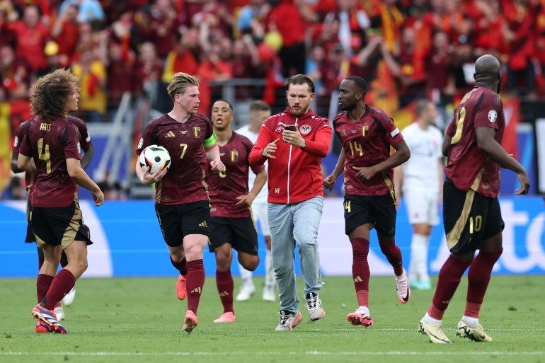 ظاهرة أزعجت رونالدو.. مقتحمو أرضية الملعب سلبية جديدة في يورو 2024 - موقع الخليج الان