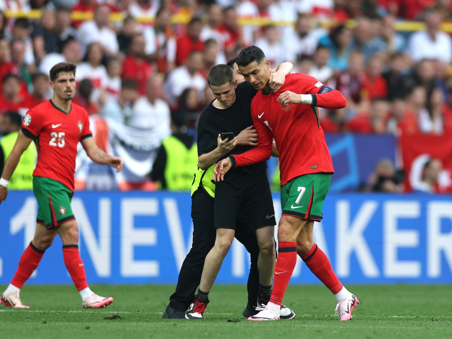 ظاهرة أزعجت رونالدو.. مقتحمو أرضية الملعب سلبية جديدة في يورو 2024 - موقع الخليج الان