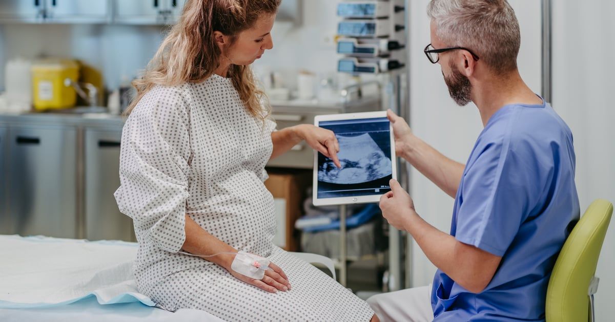 ما خطورة انخفاض السائل الأمنيوسي أثناء الحمل؟