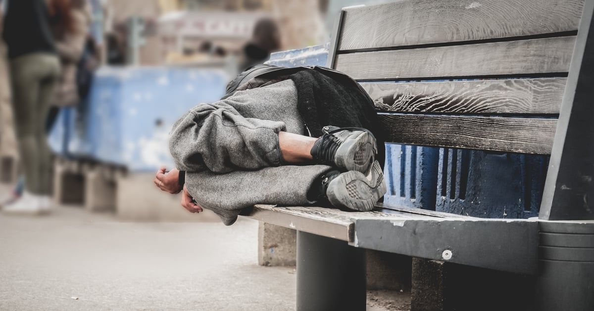 بتصرف نبيل.. مشرد يعيد 2000 يورو للشرطة