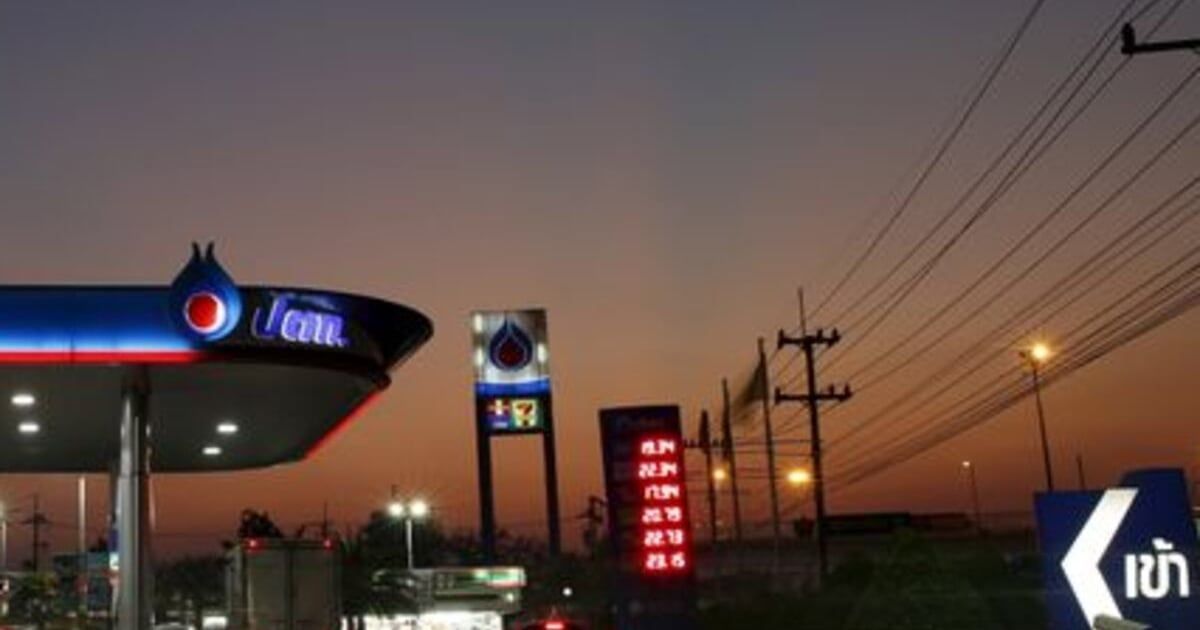 النفط يواصل خسائره مع تأثر أسواق السلع الأولية بصعود الدولار