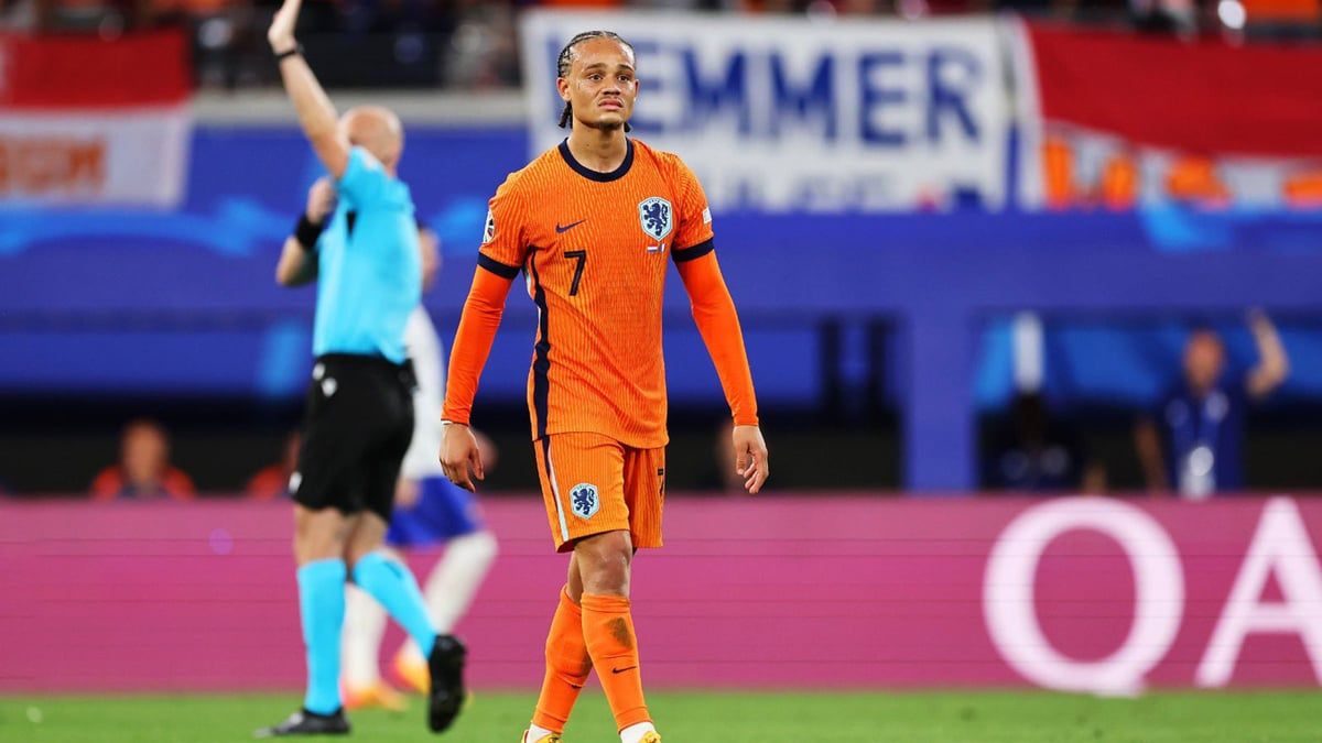 "أزمة فنية" تمنع استفادة الهلال من تشافي سيمونز