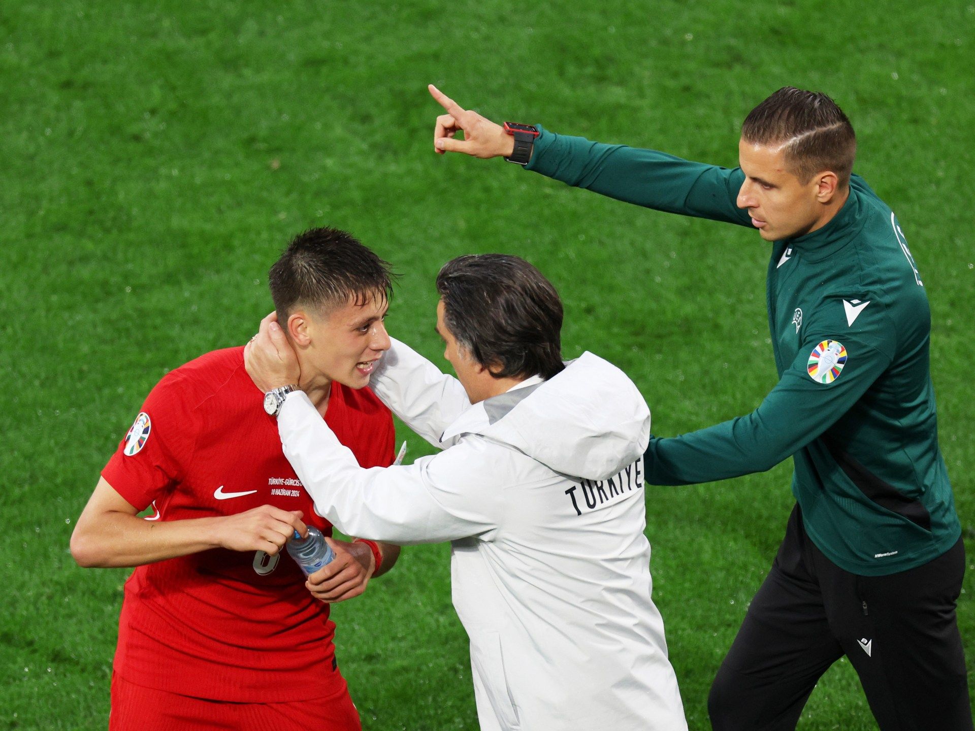 حادثة غريبة بين الإيطالي مونتيلا مدرب تركيا وأردا غولر - موقع الخليج الان