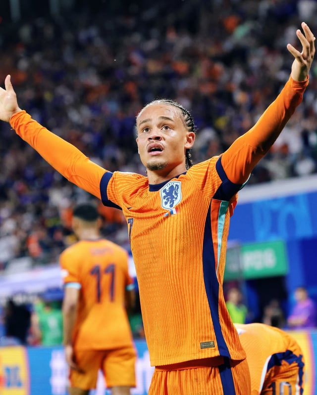 "أزمة فنية" تمنع استفادة الهلال من تشافي سيمونز