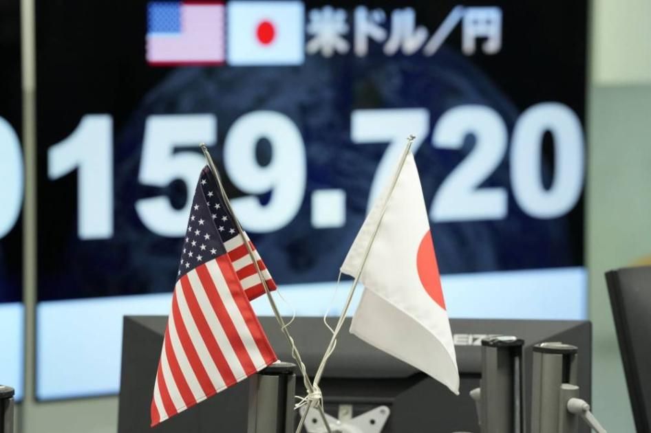 الدولار يتراجع والين يقترب من مستوى 160 مع تجدد المخاوف من تدخل حكومي