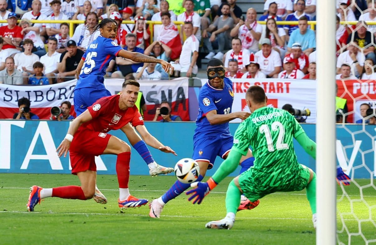 مدافع بولندا يعثر على طريقة فريدة لإيقاف كيليان مبابي (صورة وفيديو)