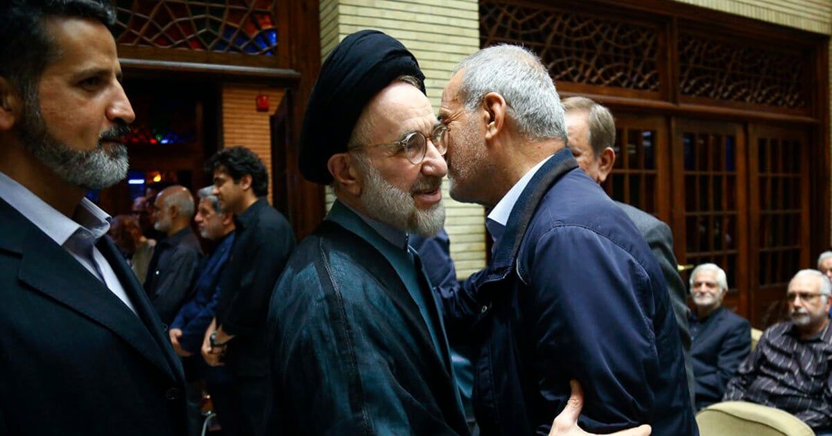 خاتمي: الشعب الإيراني "المنكوب" عليه التصويت لبزشكيان