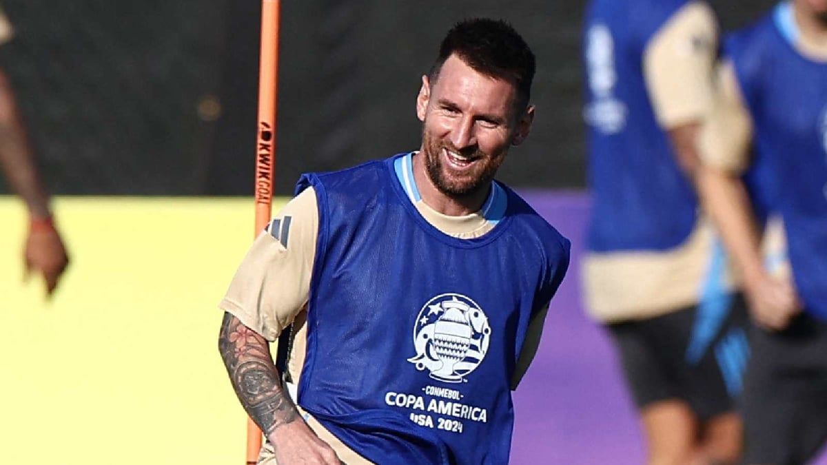 جماهير الأرجنتين تحتفل بعيد ميلاد ميسي بأغنية خاصة (فيديو)