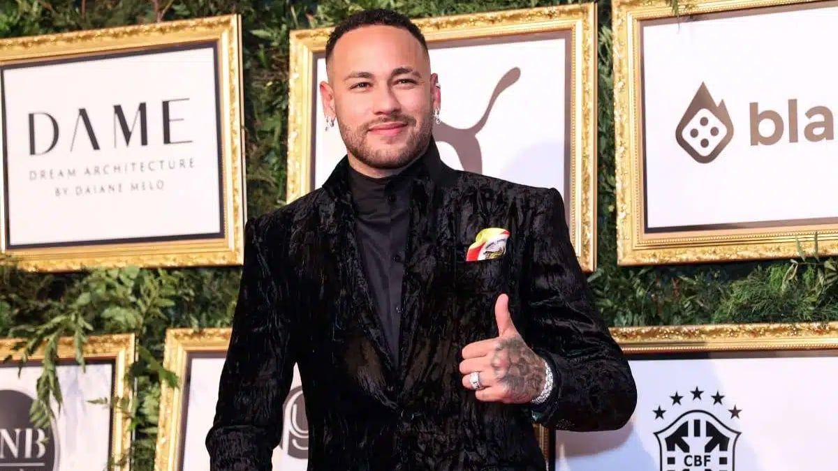 نيمار يفاجئ بائعًا متجولًا بهذا التصرف (فيديو)