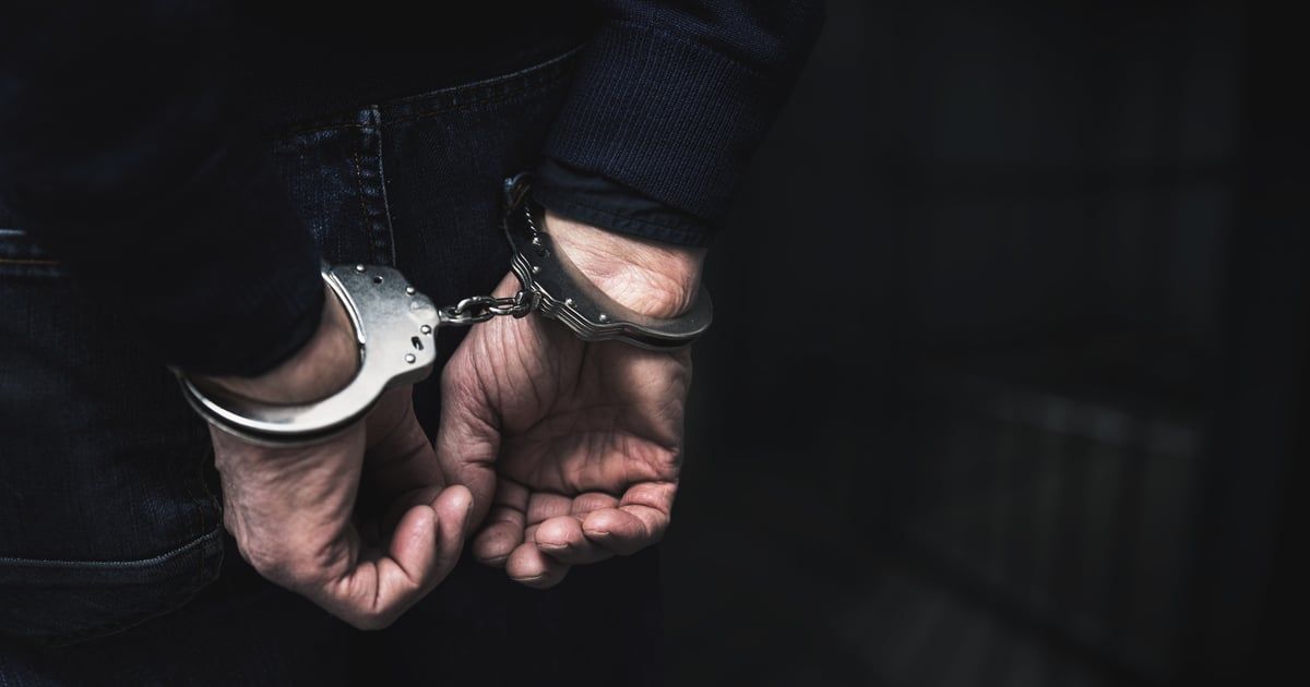 طارد ابنتهم.. أسرة تنهال على رجل وتضربه حتى الموت