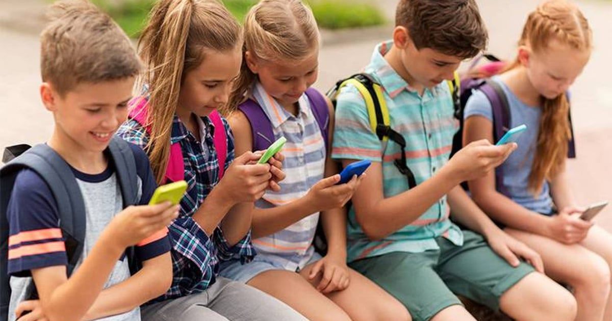 خبراء يحددون عمر الطفل المناسب لامتلاك هاتف ذكي