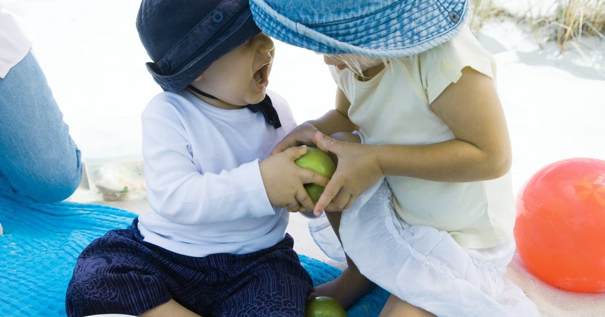 هل يجب على طفلك مشاركة أغراضه مع الآخرين؟