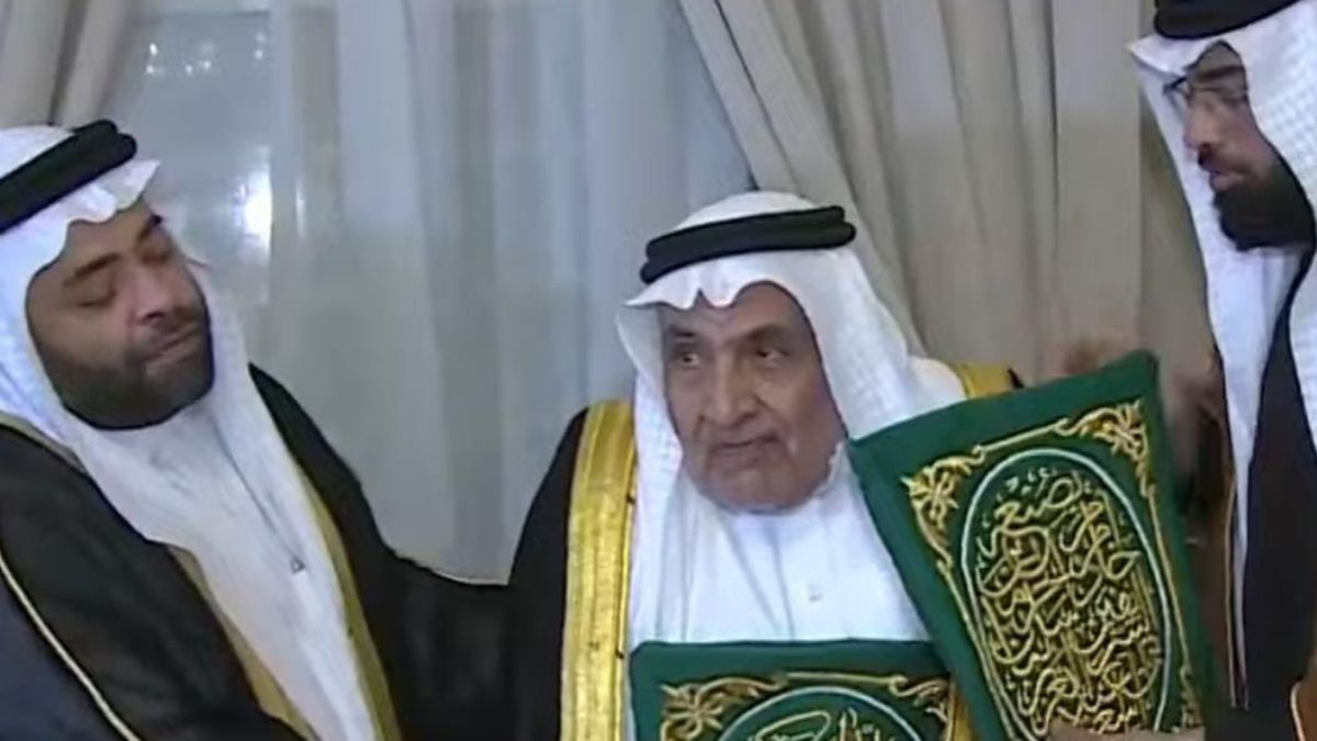 السادن الجديد.. عبدالوهاب الشيبي يتسلم مفتاح الكعبة المشرفة (فيديو)