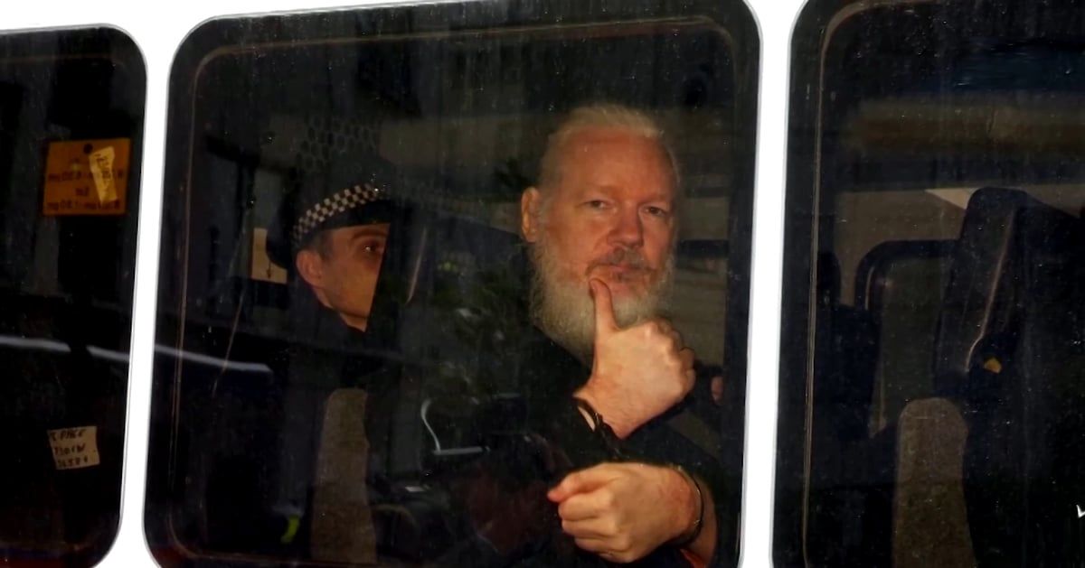 مؤسس "ويكيليكس" جوليان أسانج يتنفس الحرية